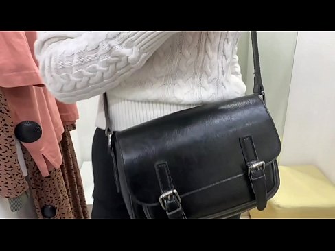 ❤️ Јавна мастурбација на младата кучка FeralBerry со дилдо во фитинг просторијата ❤️❌ Ебате видео на порно mk.fuckmymac.ru ❤